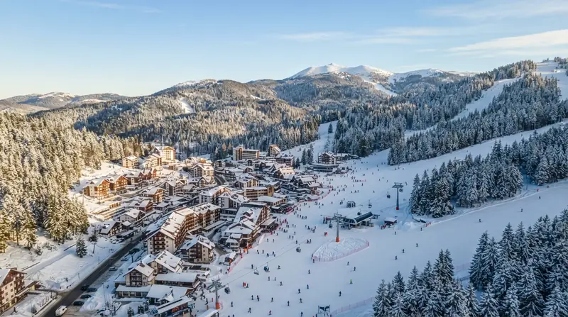 Zimski pogled iz vazduha na skijalište Jahorina, Sarajevska regija, Bosna i Hercegovina — odredište kombi prevoza iz Srbije