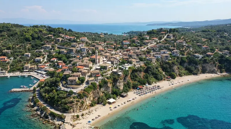 Pogled iz vazduha na Afitos, Kasandra, Grčka — odredište kombi prevoza iz Srbije