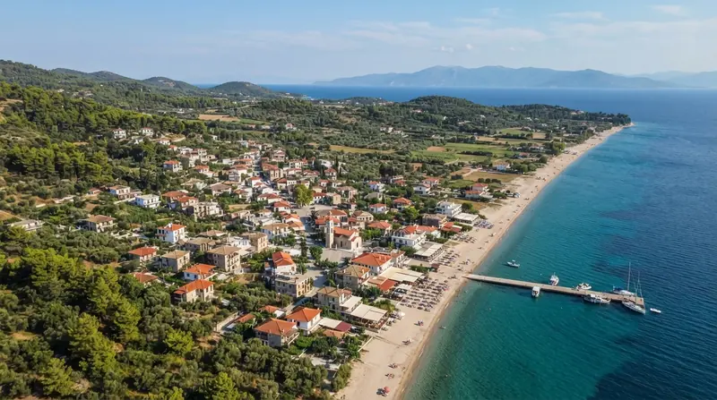 Pogled iz vazduha na Fourku, Kasandra, Grčka — odredište kombi prevoza iz Srbije