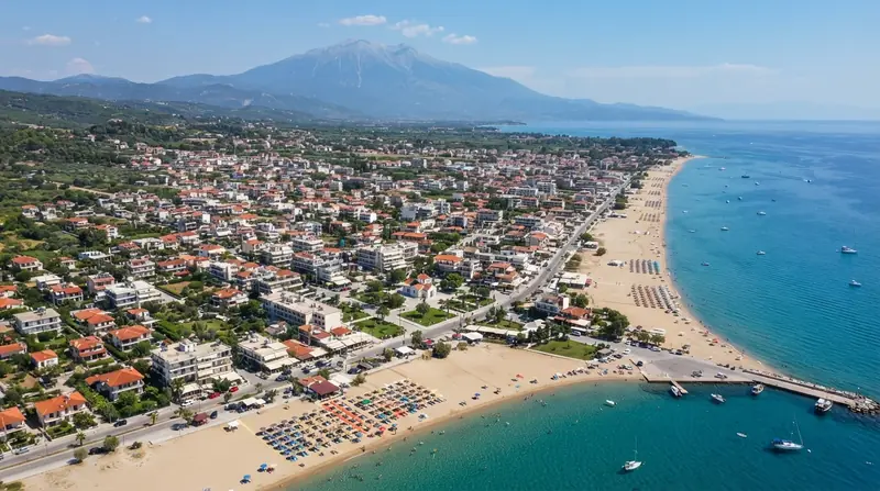 Pogled iz vazduha na Olympic Beach, Olimpska rivijera, Grčka — odredište kombi prevoza iz Srbije