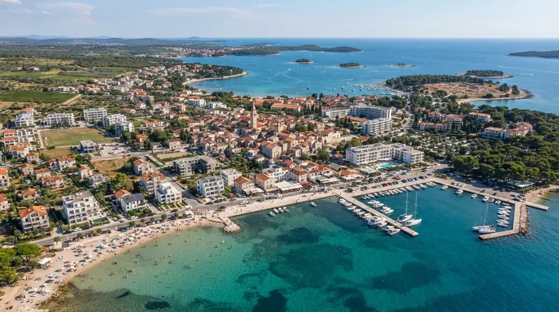 Pogled iz vazduha na Medulin, Istra, Hrvatska — odredište kombi prevoza iz Srbije