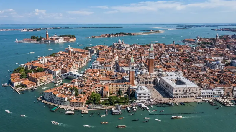 Pogled iz vazduha na Veneciju, Severna Italija, Italija — odredište kombi prevoza iz Srbije