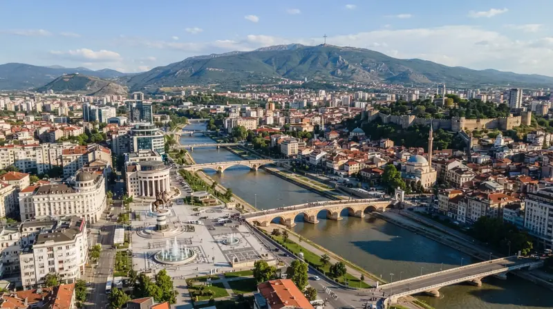 Pogled iz vazduha na Skoplje, Skopski region, Severna Makedonija — odredište kombi prevoza iz Srbije