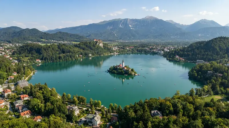 Pogled iz vazduha na Bled, Centralna Slovenija, Slovenija — odredište kombi prevoza iz Srbije