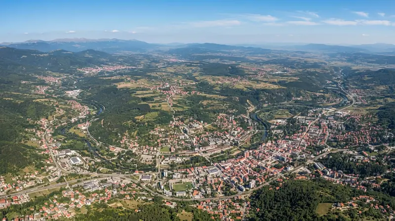 Pogled iz vazduha na naselje u Srbiji — kombi prevoz po Srbiji